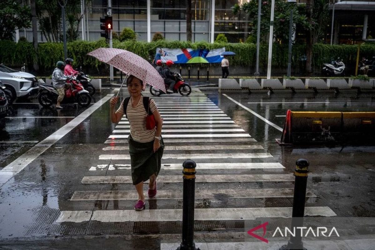 BMKG prakirakan hujan guyur sebagian besar kota di Indonesia hari ini