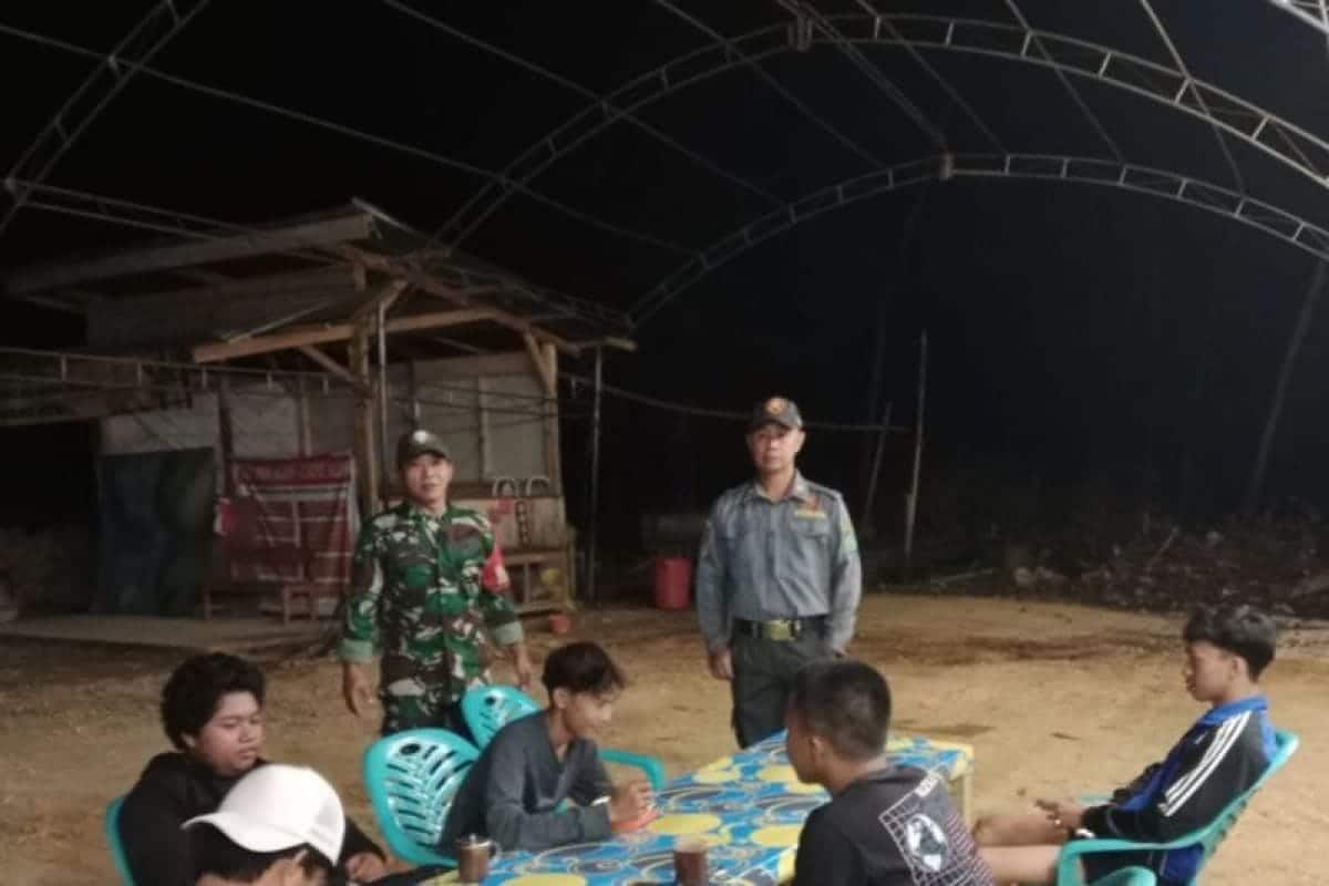 Babinsa Koramil 1417-12 bersama warga patroli ciptakan keamanan wilayah