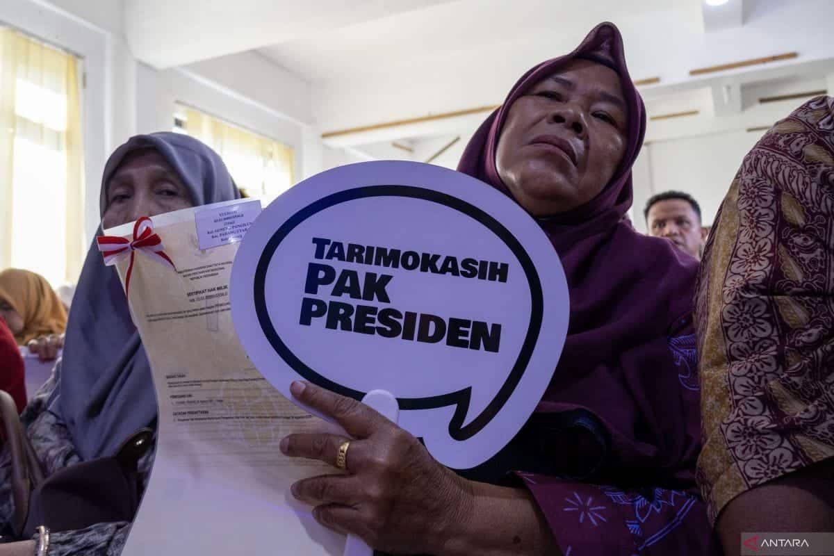 Menko AHY-Wamen ATR/BPN serahkan ratusan sertifkat tanah di Sumbar
