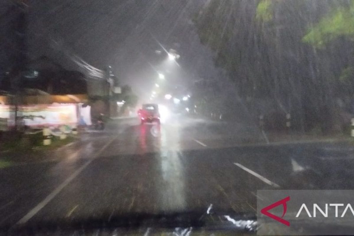 BMKG prakirakan hujan ringan hingga petir landa sejumlah kota di Indonesia