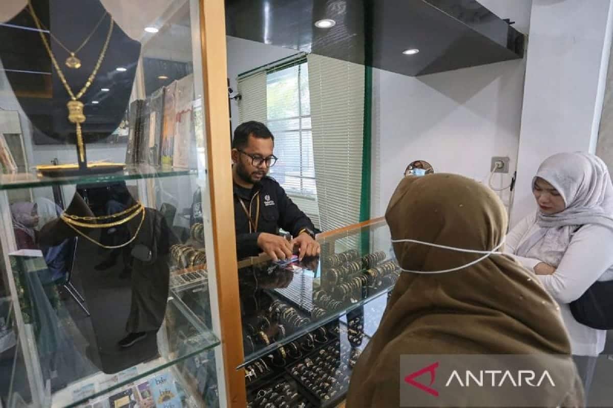Harga emas Antam hari ini anjlok, menjadi Rp2,322 juta/gram