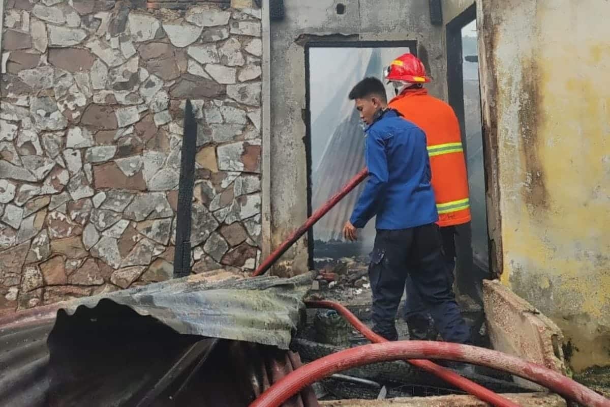 Damkar Kendari kerahkan 6 armada padamkan kebakaran asrama polisi