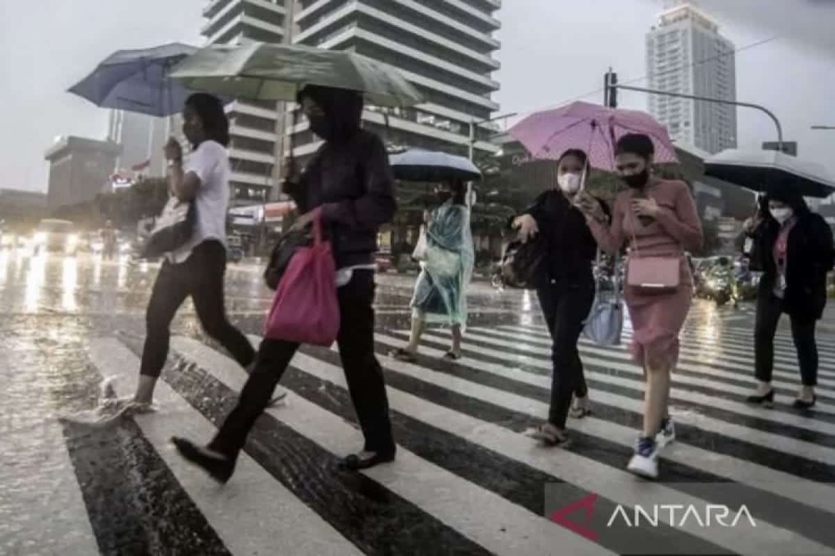 Wilayah Indonesia didominasi hujan ringan pada Jumat